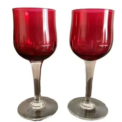 Foto de um(a) Antigo Par De Cálices Copos Taças Cristal Europeu Vermelho, da categoria de Copos e taças. Antigo par de cálices em fino cristal europeu, ricamente lapidados à mão. Meados do século XX.Mede 14x5cm cada. Vendido no marketplace Trésors.