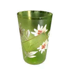 Foto de um(a) Antigo Copo De Coleção Vidro Veneziano Verde Pintado À Mão, da categoria de Copos e taças. Início do século XX, ricamente pintado à mão.Medidas 10x6cm. Vendido no marketplace Trésors.