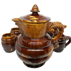 Foto de um(a) Antigo Raro Conjunto Chá Café Chocolateira Majólica Alemã, da categoria de Conjuntos de café e chá. Antigo e centenário conjunto para chocolate, café ou chá. Você escolhe! Composto por grande bule/chocolateira, cinco... Vendido no marketplace Trésors.
