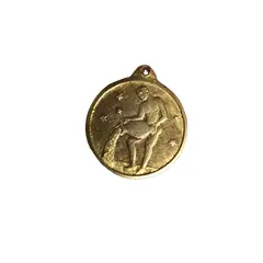 Foto de um(a) Antiga Rara Medalha Pingente Dourado Do Signo Aquário, da categoria de Outros colecionáveis. Rara medalha italiana, atrás têm o mês que começa e termina em italiano. Meados do século XX. Banhada a ouro 18kaprox 2.5cm. Vendido no marketplace Trésors.