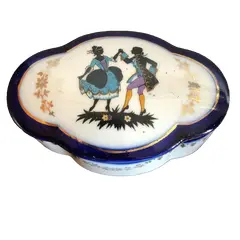 Foto de um(a) Antiga Caixa Porta Jóias Porcelana Alemã Cena Galante, da categoria de Porta-Jóias. Antiga caixinha porta-joias em fina porcelana alemã, decorada com cena galante e fios de ouro. Impecável. Medidas 8x12cm. Vendido no marketplace Trésors.