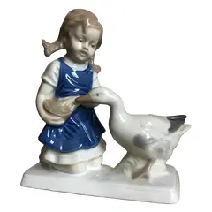 Foto de um(a) Antigo Bibelô Bloco Escultórico Menina Pato Porcelana Alemã, da categoria de Escultura. Antigo e delicado bibelô/bloco escultórico representando menina alimentando pato, em porcelana alemã (tem um “S” na base)... Vendido no marketplace Trésors.