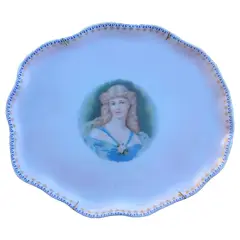 Foto de um(a) Antigo Prato De Parede Bandeja Medalhão Porcelana Italiana, da categoria de Pratos Decorativos. Lindo, grande e em perfeito estado.Pintura feita à mão, assinado. Medidas 23x25cm. Vendido no marketplace Trésors.
