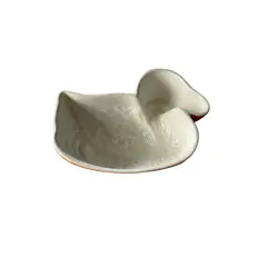 Foto de um(a) Antiga E Rara Forma De Pato Art Deco Em Porcelana Alemã, da categoria de Travessas e tigelas. Antiga e rara forminha no formato de pato, peça em porcelana alemã. Período Art Deco. Medidas 5 x 12 x 9cm. Vendido no marketplace Trésors.