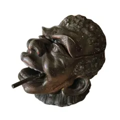 Foto de um(a) Antiga Rara Escultura e Caixa de Fumo Busto Homem em Bronze, da categoria de Escultura. Antiga e inusitada Caixa para guardar fumo, representando busto de homem negro com cigarro, feito em bronze de excelente... Vendido no marketplace Trésors.