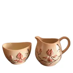 Foto de um(a) Antiga Jarrinha Cremeira Bowl Porcelana Inglesa Carlton Ware, da categoria de Garrafas, potes e jarros. Carlton Ware - Australian Design. Jarrinha e bowl em porcelana inglesa, manufatura CW, muito colecionável e decorativos.... Vendido no marketplace Trésors.