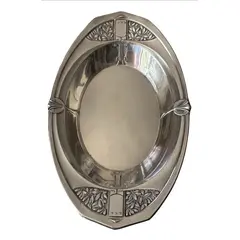 Foto de um(a) Antiga Travessa Centro De Mesa Art Deco Prata Alemã Wmf, da categoria de Travessas e tigelas. Antigo centro de mesa/travessa Art Deco, em prata teor 90 da famosa manufatura alemã WMF, com elegante decoração de... Vendido no marketplace Trésors.