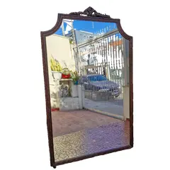 Foto de um(a) Grandioso Espelho Clássico com moldura em madeira entalhada, da categoria de Espelhos. Grandioso e Belisimo Espelho clássico, apresenta uma bela moldura em madeira entalhada com um topo ornamentado.Este é um... Vendido no marketplace Trésors.