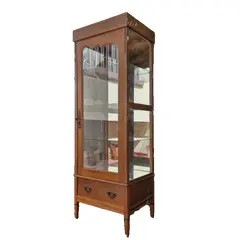 Foto de um(a) ​Cristaleira antiga design torre, da categoria de Cristaleiras. Cristaleira antiga , móvel clássico projetado para exibir louças delicadas, cristais e coleções. Esse móvel em destaque... Vendido no marketplace Trésors.