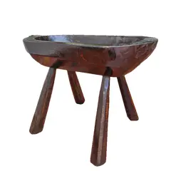 Foto de um(a) Gamela rústica suspensa com pés, da categoria de Outros móveis. Esta peça é uma gamela rústica suspensa com pés, um artefato tradicional da cultura rural brasileira, frequentemente... Vendido no marketplace Trésors.