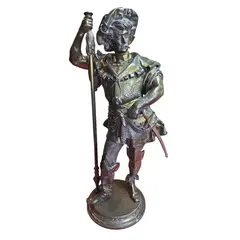 Foto de um(a) Guerreiro Escultura Francesa do Século XIX - Petit Bronze, da categoria de Escultura. originária da França do século XIX. A peça representa a figura imponente de um guerreiro, rica em detalhes e com excelente... Vendido no marketplace Trésors.