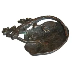 Foto de um(a) Antigo Cinzeiro em Bronze – Lagarto, da categoria de Cinzeiros. Encantador e raro cinzeiro antigo de mesa confeccionado em bronze, apresentando uma belíssima pátina escura natural do... Vendido no marketplace Trésors.