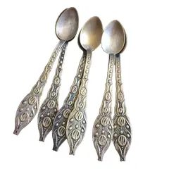 Foto de um(a) Antigo Conjunto 6 Colheres De Chá Ou Café Em Metal Dourado, da categoria de Colheres. Antigo conjunto com 06 colheres de chá ou café em metal dourado envelhecido. Vendido no marketplace Trésors.