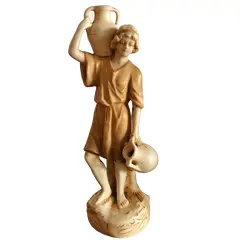 Foto de um(a) Antiga Escultura Jovem Camponês Faiança Tcheca Royal Dux, da categoria de Escultura. Royal Dux. Linda e colecionável escultura em faiança Tcheca, da famosa manufatura Royal Dux, inaugurada em 1853,... Vendido no marketplace Trésors.