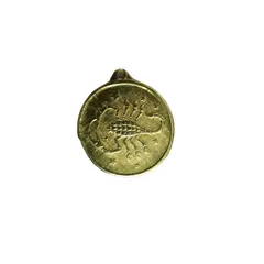 Foto de um(a) Antiga Rara Medalha Pingente Dourado Do Signo Escorpião, da categoria de Outros colecionáveis. Rara medalha italiana, atrás têm o mês que começa e termina em italiano. Meados do século XX. Banhada a ouro 18kaprox 2,5cm. Vendido no marketplace Trésors.