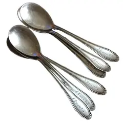 Foto de um(a) Antigo Conjunto De Colher Para Sobremesa Em Prata Eberle, da categoria de Colheres. 6 colheres de sobremesa em prata, datadas de 1950. Em perfeito estado. Com iniciais e data gravada nas peças. Vendido no marketplace Trésors.