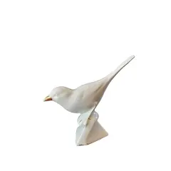 Foto de um(a) Antigo Bibelô Escultura De Pássaro Porcelana Alemã Bavaria, da categoria de Escultura. Antigo bibelô de pássaros em porcelana alemã com filetes de ouro. Peça muito decorativa e buscada por colecionadores.Medidas... Vendido no marketplace Trésors.