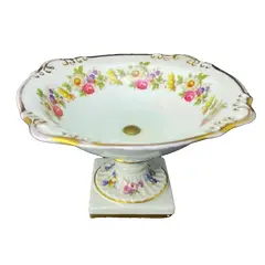 Foto de um(a) Antiga Fruteira Centrinho Ou Porta Cartões Porcelana Limoges, da categoria de Fruteiras. Limoges. Antiga fruteirinha em porcelana artística francesa, delicada decoração floral com filetes de ouro. Medidas 11x18cm. Vendido no marketplace Trésors.