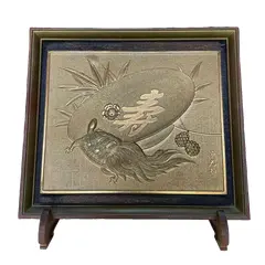 Foto de um(a) Antigo Raro Quadro De Mesa Japonês Caixa Oriental Minogame, da categoria de Objetos decorativos. Curioso quadro de mesa em metal dourado de excelente qualidade, lindo brilho natural e ótima fundição, com bastante riqueza... Vendido no marketplace Trésors.