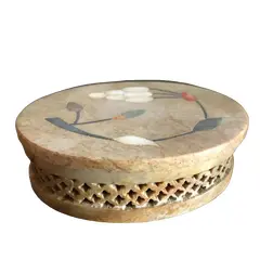 Foto de um(a) Antiga Delicada Caixinha Porta Jóias Mármore, da categoria de Cestos e Caixas. Delicada caixinha porta jóias em mármore, com detalhe vazado na lateral lapidado à mão, na tampa tem desenho de flor com... Vendido no marketplace Trésors.