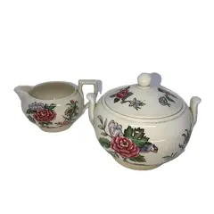 Foto de um(a) Antigo Açucareiro Leiteira Porcelana Inglesa Wedgwood, da categoria de Leiteira. Wedgwood. Açucareiro e leiteira em finíssima porcelana inglesa, manufatura Wedgwood. Com linda decoração floral feita à mão... Vendido no marketplace Trésors.