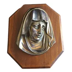 Foto de um(a) Arte Sacra Antigo Quadro Virgem Maria Madeira Pétit Bronze, da categoria de Objetos religiosos e espirituais. Lindo quadro antigo década de 60, em pétit bronze francês, ótima fundição, sob madeira de lei.Medidas: 21x17cm Em perfeito... Vendido no marketplace Trésors.