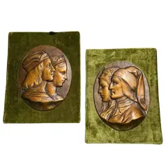 Foto de um(a) Antigo Par De Placas Quadros Bronze Italiano Dante Beatrice, da categoria de Objetos de parede esculturais. Antigo e decorativo par de placas/quadros artísticos em bronze, um deles com medalhão de Dante e Beatrice e o outro de... Vendido no marketplace Trésors.