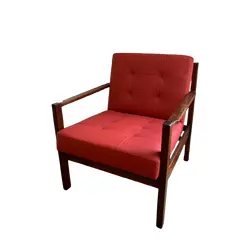 Foto de um(a) Poltrona década de 1960, da categoria de Poltronas. Poltronaa em madeira de lei, estofamento inteiramente refeito. Medida: 63 x 66,5 x 72h cm / Alt. Assento: 37cm. Vendido no marketplace Trésors.