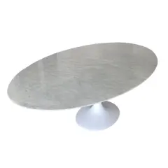 Foto de um(a) ​Mesa de jantar oval Saarinen - mármore Venato - 244 x 137, da categoria de Mesas de Jantar. Mesa de jantar oval Saarinen. Acabamento: Base/Fibra de Vidro + Tampo/Mármore Venato.Em perfeito estado, sem avarias.... Vendido no marketplace Trésors.