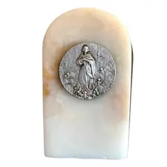 Foto de um(a) Arte Sacra Antiga Escultura Mármore Imaculada Conceição, da categoria de Objetos religiosos e espirituais. Para proteção na sua casa. Arte sacra antiga, pequenas e delicadas esculturas em mármore com medalhão central em prata,... Vendido no marketplace Trésors.