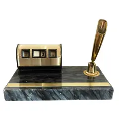 Foto de um(a) Antigo Calendário De Escritório Porta Caneta Em Mármore, da categoria de Kit organizador de escritório. Lindo e muito decorativo calendário, porta caneta, com base em mármore italiano. O calendário está funcionando... Vendido no marketplace Trésors.