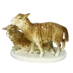 Foto de um(a) Antigo Bloco Escultórico Escultura Ovelhas Porcelana Alemã, da categoria de Escultura. Antigo e delicado bloco escultórico em porcelana alemã, representando casal de ovelhas, com muita riqueza de detalhes.... Vendido no marketplace Trésors.