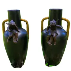 Foto de um(a) Antigo Raro Par De Esculturas Vasos Fada Anjo Bronze Francês, da categoria de Vasos. Antigo e lindo par de vasos/esculturas em bronze francês, em uma das peças temos um anjo e do outro uma fada. Peças de ótima... Vendido no marketplace Trésors.