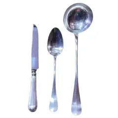 Foto de um(a) Antigo Trio Grandes Talheres Para Servir Em Prata Francesa, da categoria de Faqueiros e talheres. Extra Blanc. Antigo trio de finos talheres para servir em prata francesa. Meados do século XX. Vendido no marketplace Trésors.