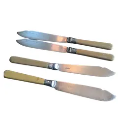 Foto de um(a) Antigas Facas Para Peixe Em Prata Epns, da categoria de Facas. 4 raras facas em prata e cabo em marfim/osso. Início século XXMedindo 20cm cada. Vendido no marketplace Trésors.