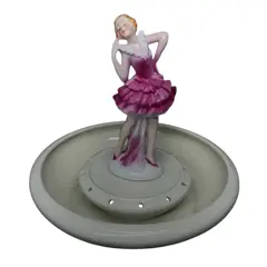 Foto de um(a) Antiga Rara Escultura Art Deco Centro Mesa Hutschenreuther, da categoria de Escultura. Hutschenreuther. Antiga floreira, centro de mesa em porcelana artística alemã, com linda escultura de bailarina no meio da... Vendido no marketplace Trésors.