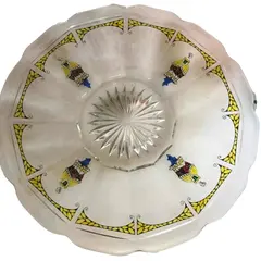 Foto de um(a) Antigo Prato De Bolo Centro De Mesa Cristal Francês Art Deco, da categoria de Pratos. Antigo prato de bolo em cristal francês, com lindas damas pintadas à mão. Período Art Deco.Diâmetro 29cm. Vendido no marketplace Trésors.