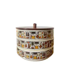 Foto de um(a) Marmiteiro de porcelana, da categoria de Garrafas, potes e jarros. Marmiteiro em porcelana e tampa em madeira, com 3 andares. * Um dos recipientes apresenta um fio de cabelo 17 cm de diâmetro... Vendido no marketplace Trésors.