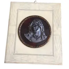 Foto de um(a) Arte Sacra Antigo Quadro Cristo Em Pétit Bronze Francês, da categoria de Objetos religiosos e espirituais. Lindo quadrinho com moldura de marfim trabalhado e medalhão de Cristo em pétit bronze francês, com couro e argola em bronze.... Vendido no marketplace Trésors.