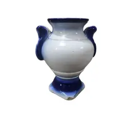 Foto de um(a) Vaso Borrão Anos 60, da categoria de Vasos. Vaso borrão com alças, sem marca do fabricante e com marcas do tempo mas sem tirar sua beleza, década de 1960.A: 19,5 cm /... Vendido no marketplace Trésors.