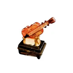 Foto de um(a) Caixinha de Porcelana Violino, Década de 2000, da categoria de Cestos e Caixas. Caixa em porcelana policromada com fecho em latão oxidado, década de 2000.A: 7,3 cm L: 4,8 cm P: 3,3 cm peso: 70g. Vendido no marketplace Trésors.