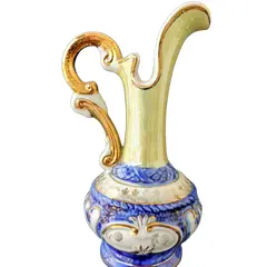 Foto de um(a) Pequena Jarra Blue anos 40, Indústria Brasileira, da categoria de Jarros. Pequena jarra em porcelana com pintura azul cobalto e amarelo perolado, filetada com ouro e grega com trevos também ouro... Vendido no marketplace Trésors.