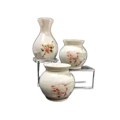 Foto de um(a) Combo Três Vasinhos em Porcelana, Década de 1980, da categoria de Vasos. Combo com três vasos em porcelana policromada com motivo floral. A: 7,4 cm e 5,3 cm Diâmetro: 4,7 cm e 5,4 cm Peso total:... Vendido no marketplace Trésors.