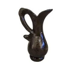 Foto de um(a) Mini Jarra Pedra Sabão Anos 70, da categoria de Garrafas, potes e jarros. Jarra em pedra sabão, década 1970. A: 10 cm / L: 4,5 cm / P: 6 cm Peso: 190 g. Vendido no marketplace Trésors.