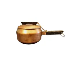 Foto de um(a) Panela de Alumínio com Pátina Cobre Envelhecida, Década de 1980, da categoria de Panelas. Panela de alumínio com pátina cobre envelhecida e azinhavrada, com puxador e cabo de madeira. Possui argola para pendurar e... Vendido no marketplace Trésors.