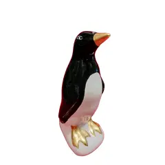Foto de um(a) Pinguim de Geladeira em Porcelana, Clássico Dos Anos 50, da categoria de Objetos decorativos. Pinguim de geladeira em porcelana com pés e bico dourados, um clássico dos anos 50. A: 22 cm / L: 9,4 cm / P: 9 cm Base: 8,5... Vendido no marketplace Trésors.
