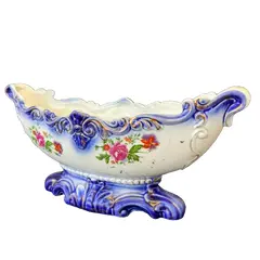 Foto de um(a) Centro de Mesa Anos 40, da categoria de Centro de mesa. Centro de mesa em porcelana policromada, década de 1940 procedência brasileira. A: 13cm L: 30cm P: 11cm Peso: 776g. Vendido no marketplace Trésors.