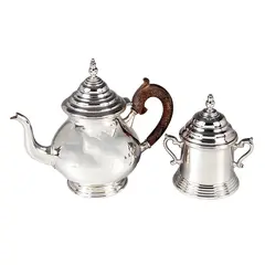 Foto de um(a) Elegante Conjunto de Chá em Metal Espessurado a Prata Estilo Art Déco - 2 pçs, da categoria de Conjuntos de café e chá. Sofisticado conjunto composto por bule e açucareiro, perfeito para colecionadores, amantes de antiguidades ou para quem... Vendido no marketplace Trésors.