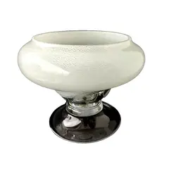 Foto de um(a) Centro de Mesa Anos 80, da categoria de Centro de mesa. Centro de mesa em vidro pintado, indústria brasileira, década de 1980 A: 17 cm Diametro: 21,5 cm Diâmetro da base: 15,5 cm... Vendido no marketplace Trésors.