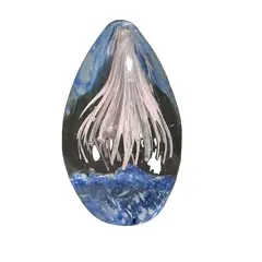 Foto de um(a) Peso de Papel Vidro Anos 80, da categoria de Pesos de papel. Peso de papel em vidro na forma de ovo, transparente, azul e rosinha, década de 1980. A: 8,5 cm / D: 5cm peso: 326g. Vendido no marketplace Trésors.
